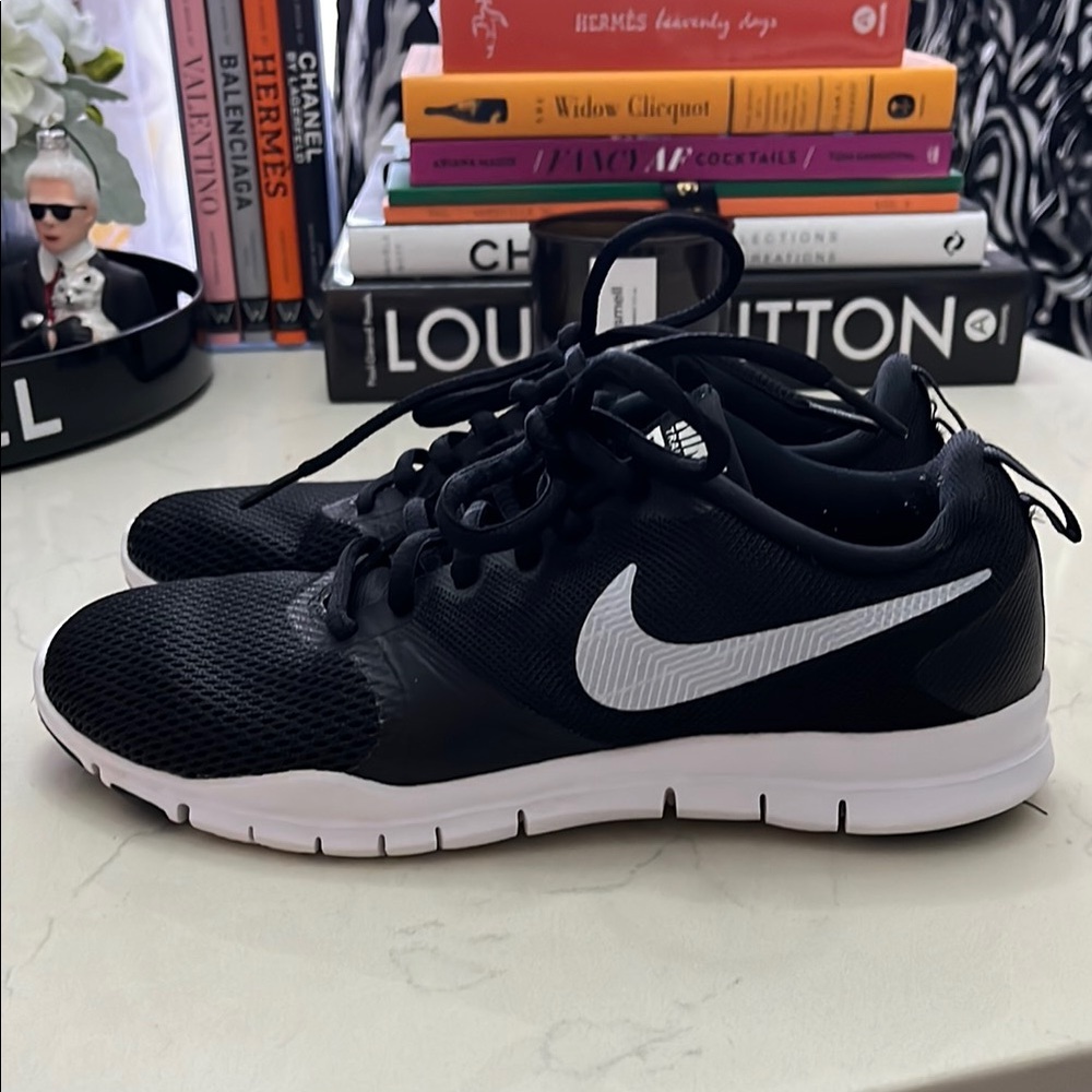 Nike women’s Black and White Running Shoes